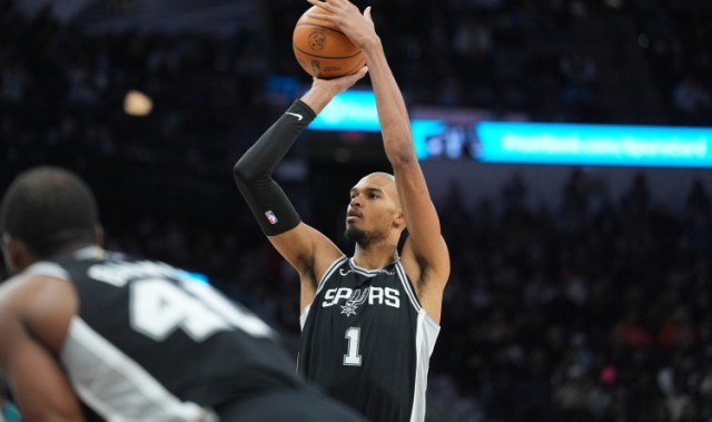 外线失准！文班亚马16中6拿到16分16板 三分10中2&amp;罚球6中2